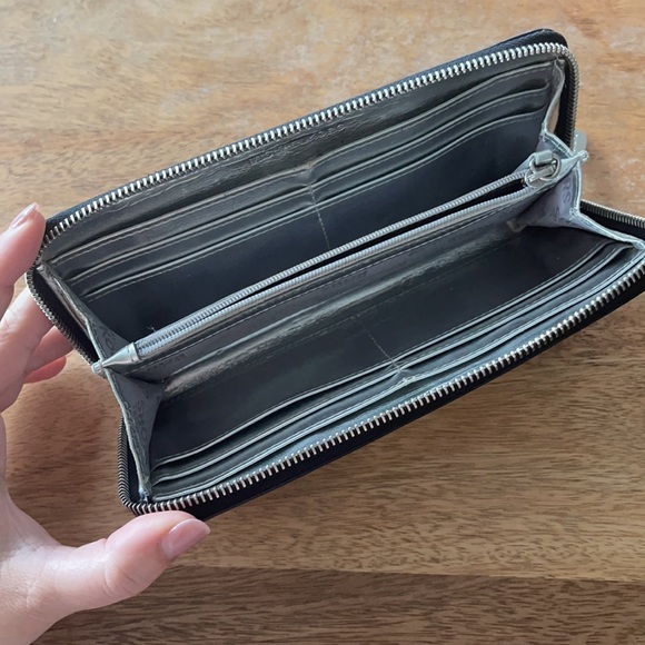 Michael Kors Black Wallet with zipper - Picture 5 of 6